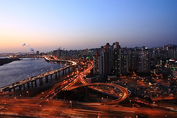 포토 JPG 야경 자동차 하늘 아파트 한국 빌딩 사람없음 야외 강 일몰 도시 도심 한강 가교 국내포토 건축물 아시아 육상교통 주택 서울 건물 노을 야간 랜드마크 파일형식 풍경_경치