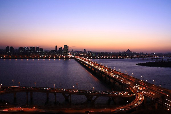 포토 JPG 야경 자동차 하늘 한국 빌딩 사람없음 야외 강 일몰 도시 도심 한강 가교 국내포토 건축물 아시아 육상교통 서울 건물 노을 야간 랜드마크 파일형식 풍경_경치