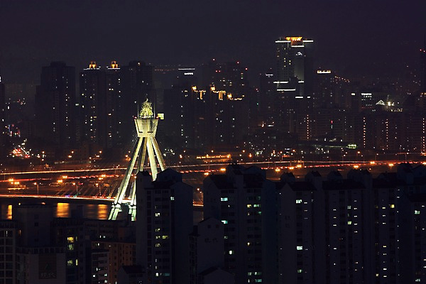 포토 JPG 야경 아파트 한국 빌딩 사람없음 야외 강 도시 도심 가교 국내포토 건축물 아시아 주택 건물 야간 파일형식 풍경_경치