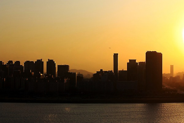 포토 JPG 실루엣 야경 자연현상 하늘 한국 빌딩 사람없음 야외 강 일몰 도시 도심 국내포토 아시아 자연 촬영기법 건물 노을 야간 파일형식 풍경_경치
