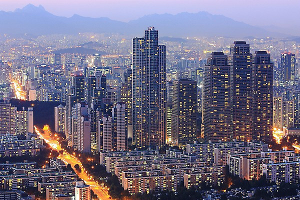 포토 JPG 도로 야경 산 아파트 한국 빌딩 사람없음 야외 고층빌딩 도시 도심 국내포토 아시아 길 교통시설 주택 건물 야간 파일형식 풍경_경치