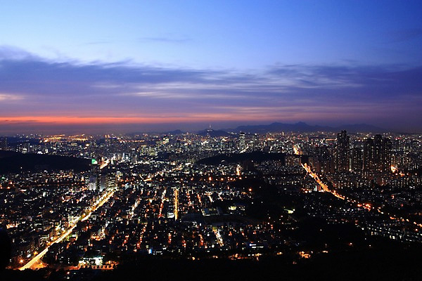 포토 JPG 구름 야경 하늘 한국 빌딩 사람없음 야외 일몰 도시 도심 국내포토 자연요소 아시아 건물 노을 야간 파일형식 풍경_경치