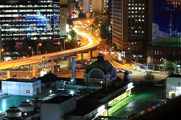 포토 JPG 야경 서울 한국 빌딩 사람없음 야외 도시 고가도로 도심 서울역 국내포토 아시아 건물 고속도로 야간 전철역 파일형식 풍경_경치
