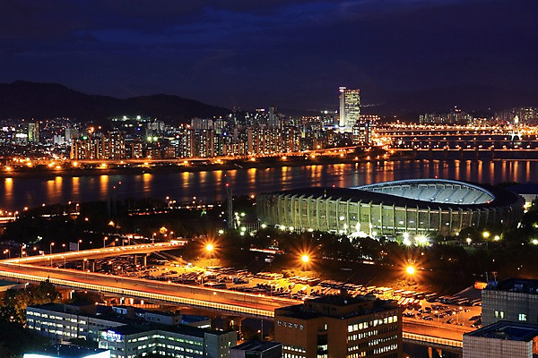 포토 JPG 야경 하늘 한국 빌딩 사람없음 야외 강 도시 도심 한강 잠실야구장 국내포토 아시아 서울 건물 야간 야구장 랜드마크 파일형식 풍경_경치