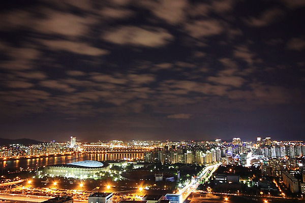 포토 JPG 구름 야경 하늘 한국 빌딩 사람없음 야외 강 도시 도심 한강 잠실야구장 국내포토 자연요소 아시아 서울 건물 야간 야구장 랜드마크 파일형식 풍경_경치