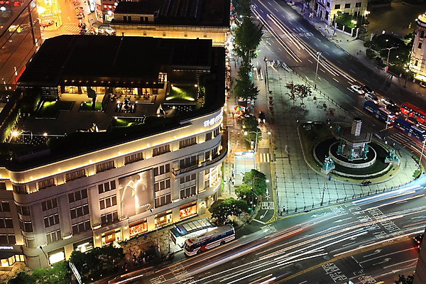 포토 JPG 도로 야경 자동차 한국 빌딩 여러명 야외 도시 보행자 도심 분수대 국내포토 아시아 길 육상교통 다수 교통시설 사람 건물 야간 파일형식 풍경_경치