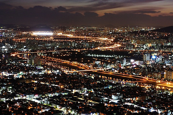 포토 JPG 구름 야경 하늘 한국 빌딩 사람없음 야외 일몰 도시 도심 국내포토 자연요소 아시아 건물 노을 야간 파일형식 풍경_경치