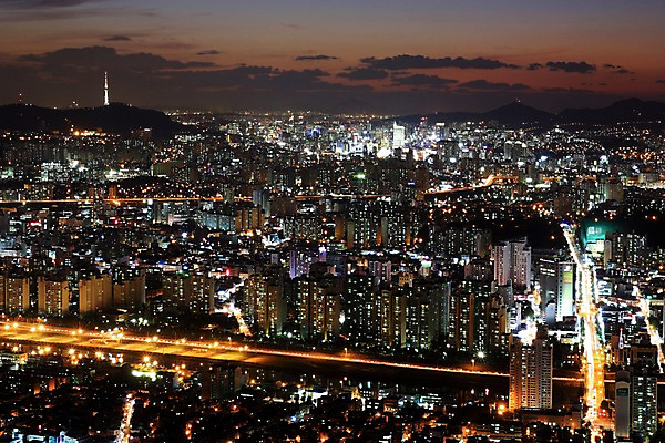 포토 JPG 구름 도로 야경 하늘 한국 빌딩 사람없음 야외 일몰 도시 도심 국내포토 자연요소 아시아 길 교통시설 건물 노을 야간 파일형식 풍경_경치