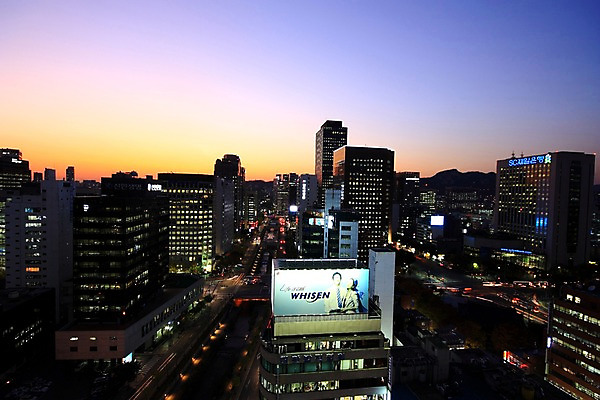 포토 JPG 도로 야경 하늘 한국 빌딩 사람없음 야외 일몰 도시 도심 전광판 국내포토 아시아 길 교통시설 건물 노을 야간 파일형식 풍경_경치