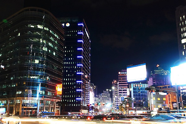 포토 JPG 도로 야경 자동차 한국 빌딩 사람없음 야외 도시 도심 전광판 국내포토 아시아 길 육상교통 교통시설 건물 야간 파일형식 풍경_경치