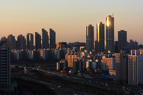포토 JPG 도로 야경 자동차 하늘 아파트 한국 빌딩 사람없음 야외 고층빌딩 일몰 도시 도심 국내포토 아시아 길 육상교통 교통시설 주택 건물 노을 야간 파일형식 풍경_경치