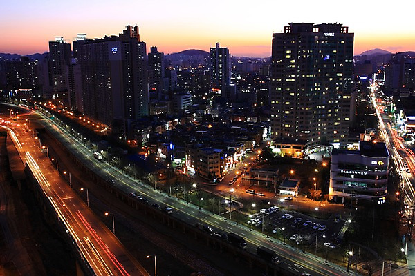 포토 JPG 도로 야경 자동차 하늘 한국 빌딩 사람없음 야외 일몰 도시 도심 국내포토 아시아 길 육상교통 교통시설 건물 노을 야간 파일형식 풍경_경치