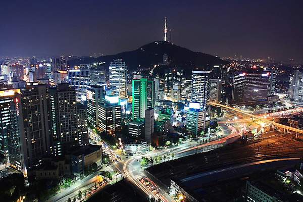 포토 JPG 야경 자동차 한국 빌딩 사람없음 야외 도시 도심 교차로 남산 남산타워 국내포토 아시아 길 육상교통 서울 건물 야간 랜드마크 파일형식 풍경_경치