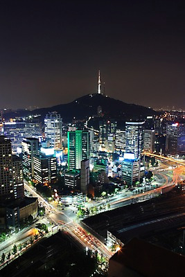 포토 JPG 야경 자동차 하늘 한국 빌딩 사람없음 야외 도시 도심 교차로 남산 남산타워 국내포토 아시아 길 육상교통 서울 건물 야간 랜드마크 파일형식 풍경_경치