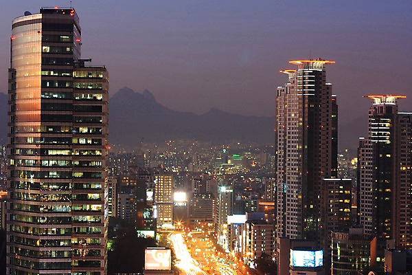 포토 JPG 도로 야경 하늘 산 한국 빌딩 사람없음 야외 고층빌딩 도시 도심 국내포토 아시아 길 교통시설 건물 야간 파일형식 풍경_경치