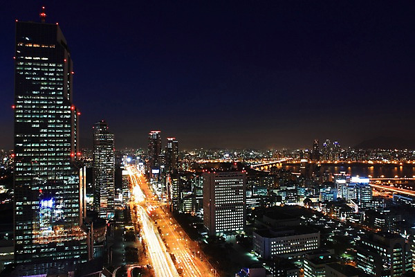 포토 JPG 도로 야경 하늘 한국 빌딩 사람없음 야외 고층빌딩 도시 도심 국내포토 아시아 길 교통시설 건물 야간 파일형식 풍경_경치