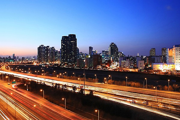 포토 JPG 도로 야경 자동차 하늘 한국 빌딩 사람없음 야외 일몰 도시 도심 국내포토 아시아 길 육상교통 교통시설 건물 노을 야간 파일형식 풍경_경치