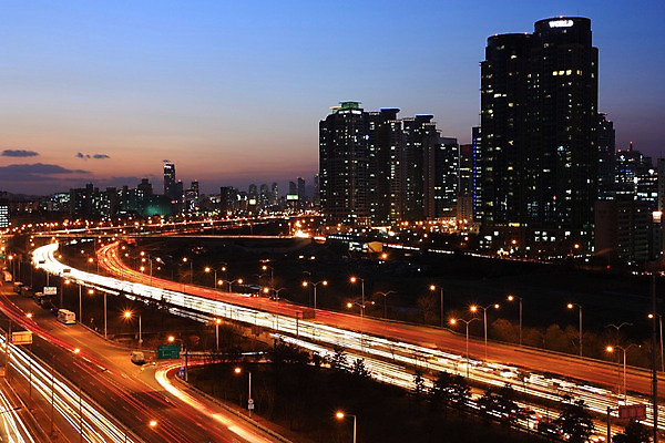 포토 JPG 구름 도로 야경 자동차 하늘 한국 빌딩 사람없음 야외 일몰 도시 도심 국내포토 자연요소 아시아 길 육상교통 교통시설 건물 노을 야간 파일형식 풍경_경치