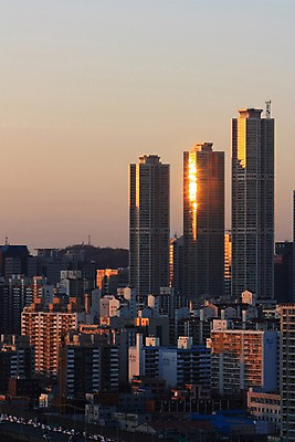 포토 JPG 주간 하늘 아파트 한국 풍경 빌딩 사람없음 야외 햇빛 고층빌딩 일몰 도시 도심 국내포토 자연요소 아시아 주택 건물 태양 노을 파일형식