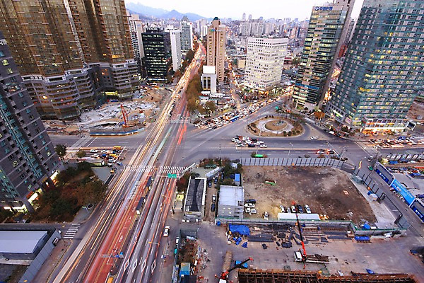 포토 JPG 주간 자동차 한국 풍경 빌딩 사람없음 야외 고층빌딩 도시 도심 교차로 국내포토 자연요소 아시아 길 육상교통 건물 파일형식