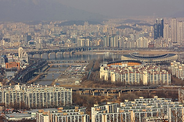 포토 JPG 주간 아파트 한국 풍경 빌딩 사람없음 야외 강 도시 도심 한강 잠실야구장 가교 국내포토 자연요소 건축물 아시아 주택 서울 건물 야구장 랜드마크 파일형식