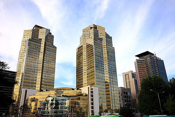 포토 JPG 주간 나무 구름 하늘 한국 풍경 빌딩 사람없음 야외 고층빌딩 도시 도심 국내포토 자연요소 식물 아시아 건물 파일형식