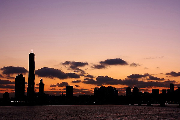 포토 JPG 구름 실루엣 하늘 한국 풍경 빌딩 사람없음 야외 강 도시 야간 한강 63빌딩 국내포토 자연요소 아시아 서울 촬영기법 건물 랜드마크 파일형식
