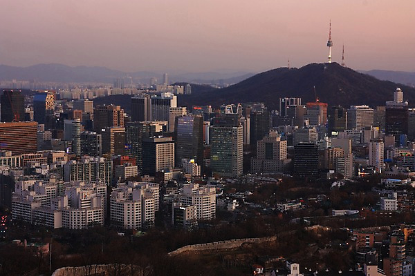 포토 JPG 주간 하늘 아파트 한국 풍경 빌딩 사람없음 야외 노을 도시 도심 남산 남산타워 국내포토 자연요소 아시아 주택 서울 건물 랜드마크 파일형식