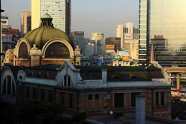 포토 JPG 주간 서울 한국 풍경 빌딩 사람없음 야외 도시 도심 서울역 국내포토 자연요소 아시아 건물 전철역 파일형식