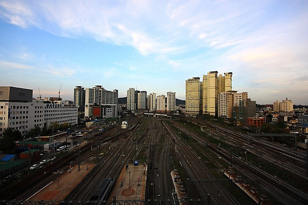 포토 JPG 주간 구름 하늘 한국 풍경 빌딩 야외 노을 기찻길 원근감 기차 도시 국내포토 자연요소 아시아 육상교통 뷰포인트 대중교통 건물 파일형식
