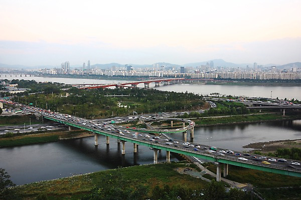 포토 JPG 주간 자동차 하늘 산 한국 풍경 빌딩 사람없음 야외 강 노을 도시 도심 한강 가교 국내포토 자연요소 건축물 아시아 육상교통 서울 건물 랜드마크 파일형식