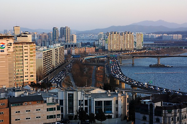 포토 JPG 주간 자동차 하늘 산 아파트 한국 풍경 빌딩 사람없음 야외 강 도시 고가도로 도심 한강 가교 국내포토 자연요소 건축물 아시아 육상교통 주택 서울 건물 고속도로 랜드마크 파일형식