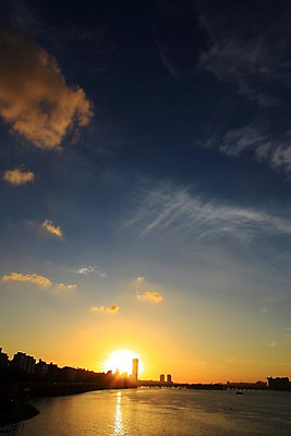 포토 JPG 주간 구름 자연현상 하늘 한국 풍경 빌딩 사람없음 야외 강 태양 일몰 도시 국내포토 자연요소 아시아 자연 건물 노을 파일형식