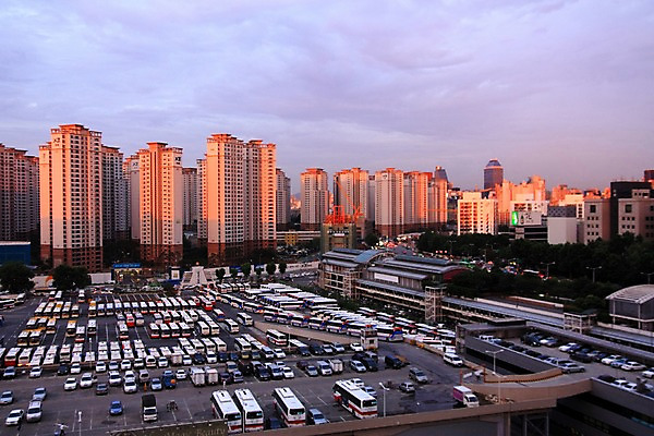포토 JPG 주간 구름 자동차 하늘 아파트 한국 풍경 빌딩 사람없음 야외 노을 도시 도심 주차장 국내포토 자연요소 아시아 육상교통 주택 건물 파일형식