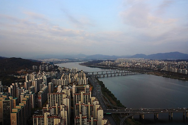 포토 JPG 주간 구름 하늘 산 아파트 한국 풍경 빌딩 사람없음 야외 도시 도심 한강 가교 국내포토 자연요소 건축물 아시아 주택 서울 건물 랜드마크 파일형식