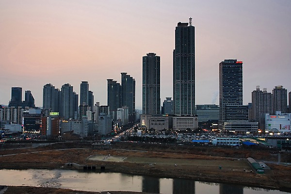 포토 JPG 주간 하늘 한국 풍경 빌딩 사람없음 야외 강 노을 고층빌딩 도시 도심 국내포토 자연요소 아시아 건물 파일형식