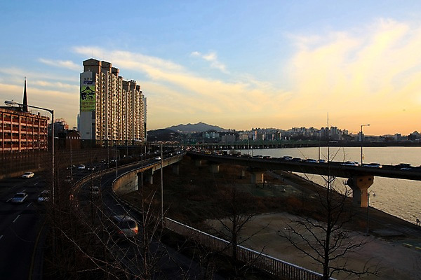 포토 JPG 주간 구름 자동차 하늘 아파트 한국 풍경 빌딩 사람없음 야외 강 노을 도시 고가도로 도심 한강 국내포토 자연요소 아시아 육상교통 주택 서울 건물 고속도로 랜드마크 파일형식