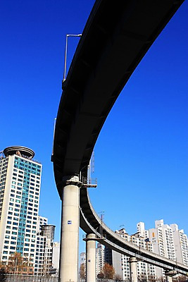 포토 JPG 주간 로우앵글 하늘 아파트 한국 풍경 빌딩 사람없음 야외 도시 고가도로 국내포토 자연요소 아시아 뷰포인트 주택 건물 고속도로 파일형식