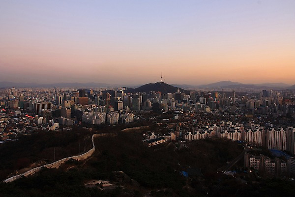 포토 JPG 주간 하늘 산 아파트 한국 풍경 빌딩 사람없음 야외 노을 도시 성 도심 국내포토 자연요소 건축물 아시아 주택 건물 파일형식