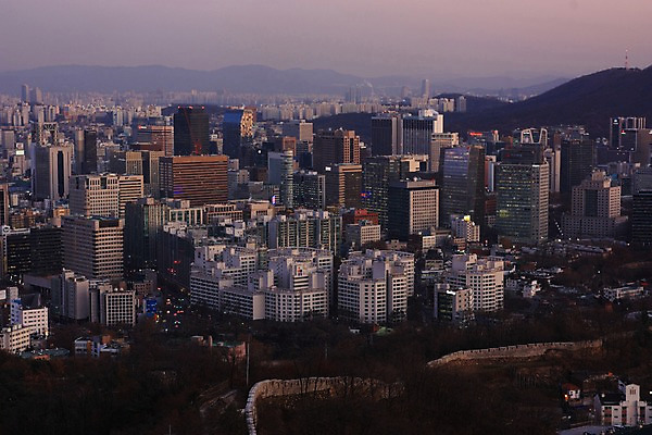 포토 JPG 주간 하늘 산 아파트 한국 풍경 빌딩 사람없음 야외 노을 도시 성 도심 국내포토 자연요소 건축물 아시아 주택 건물 파일형식