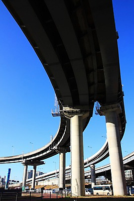 포토 JPG 주간 로우앵글 자동차 하늘 한국 풍경 빌딩 사람없음 야외 도시 고가도로 국내포토 자연요소 아시아 육상교통 뷰포인트 건물 고속도로 파일형식