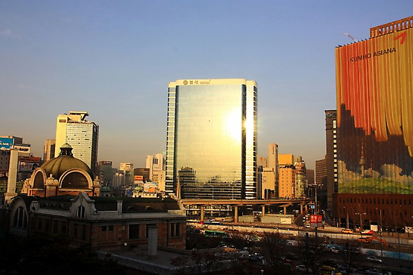 포토 JPG 주간 자동차 하늘 서울 한국 풍경 빌딩 사람없음 야외 햇빛 일몰 도시 고가도로 도심 서울역 국내포토 자연요소 아시아 육상교통 건물 태양 노을 고속도로 전철역 파일형식