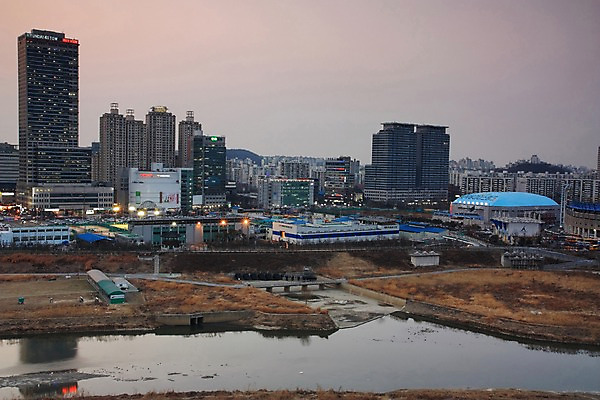 포토 JPG 주간 하늘 한국 풍경 빌딩 사람없음 야외 강 노을 고층빌딩 도시 도심 가교 국내포토 자연요소 건축물 아시아 건물 파일형식