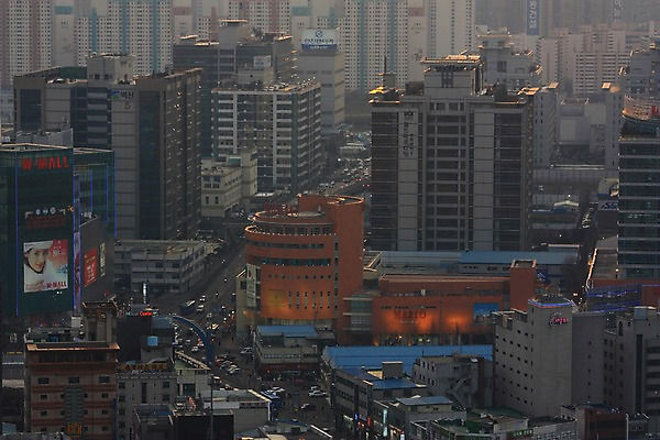 포토 JPG 주간 도로 자동차 아파트 한국 풍경 빌딩 사람없음 야외 고층빌딩 도시 도심 국내포토 자연요소 아시아 길 육상교통 교통시설 주택 건물 파일형식