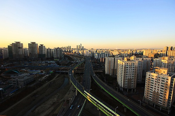 포토 JPG 주간 자동차 하늘 아파트 한국 풍경 빌딩 사람없음 야외 노을 도시 고가도로 도심 국내포토 자연요소 아시아 육상교통 주택 건물 고속도로 파일형식