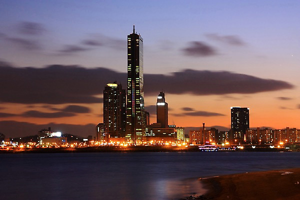 포토 JPG 구름 야경 자연현상 하늘 한국 빌딩 사람없음 야외 강 일몰 도시 도심 한강 63빌딩 국내포토 자연요소 아시아 자연 서울 건물 노을 야간 랜드마크 파일형식 풍경_경치