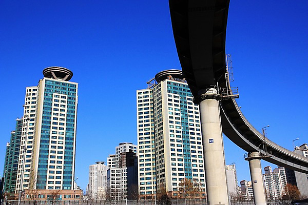 포토 JPG 주간 하늘 한국 풍경 빌딩 사람없음 야외 고층빌딩 도시 고가도로 도심 국내포토 자연요소 아시아 건물 고속도로 파일형식