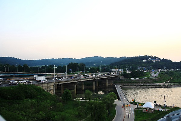 포토 JPG 주간 도로 자동차 하늘 산 한국 풍경 빌딩 여러명 야외 강 노을 도시 국내포토 자연요소 아시아 길 육상교통 다수 교통시설 사람 건물 파일형식