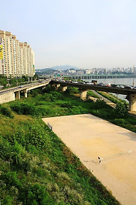포토 JPG 주간 자동차 하늘 아파트 한국 풍경 빌딩 사람없음 야외 강 도시 고가도로 테니스장 한강 국내포토 자연요소 아시아 육상교통 스포츠시설 주택 서울 건물 고속도로 랜드마크 파일형식
