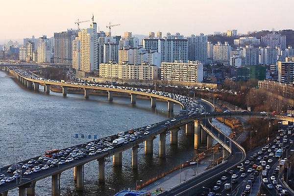 포토 JPG 주간 자동차 아파트 한국 풍경 빌딩 사람없음 야외 강 도시 고가도로 도심 한강 러시아워 국내포토 자연요소 아시아 육상교통 교통 주택 서울 건물 고속도로 랜드마크 파일형식